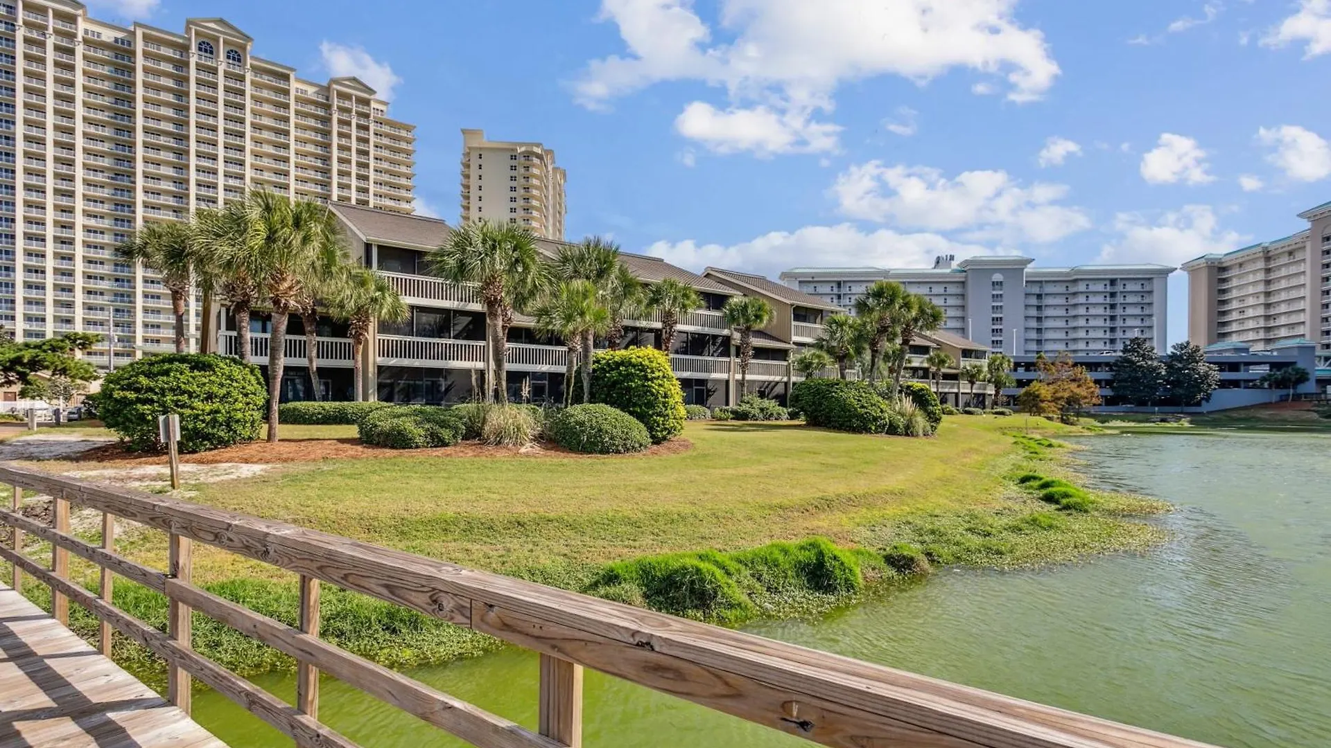 Walk 2 Beach Golf Dining & More -Sleeps 12 Destin Holiday home