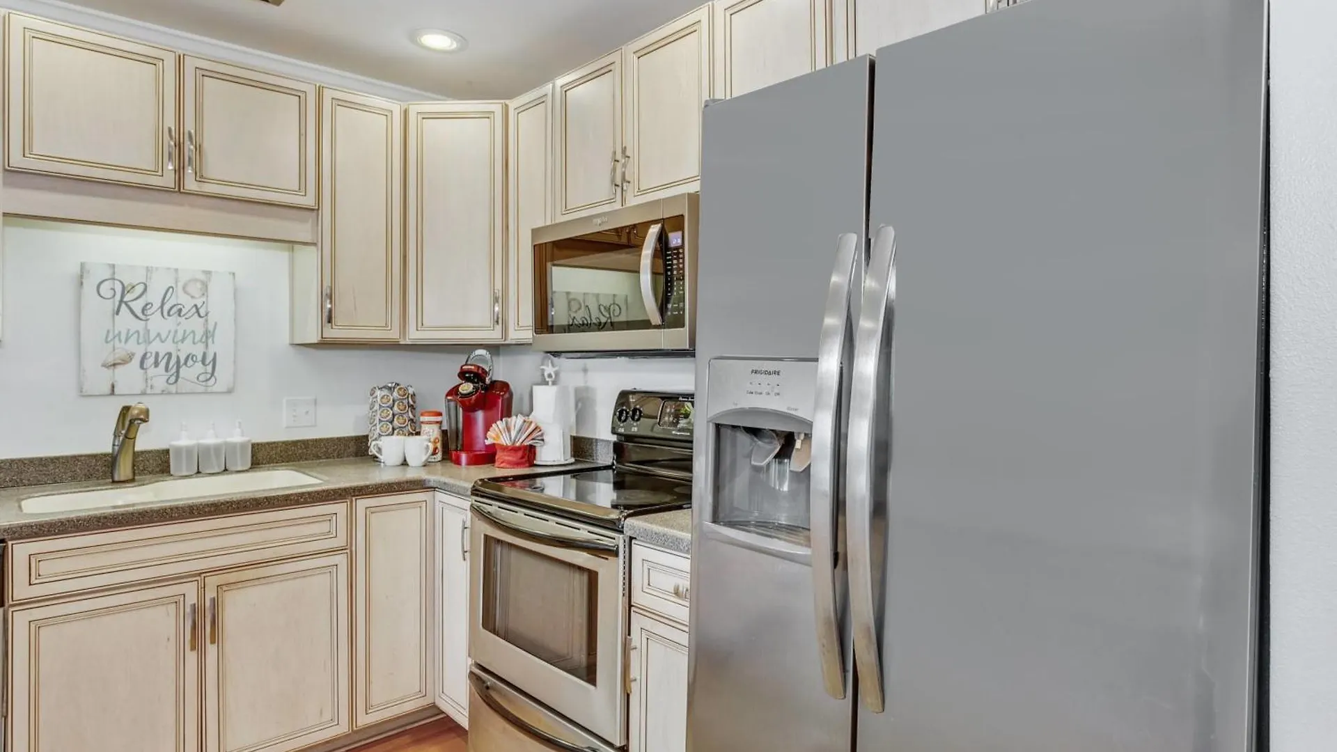 Walk 2 Beach Golf Dining & More -Sleeps 12 Destin Holiday home