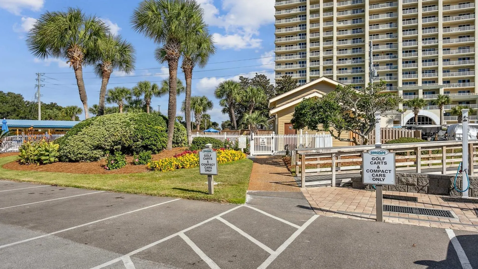 Walk 2 Beach Golf Dining & More -Sleeps 12 Destin Holiday home